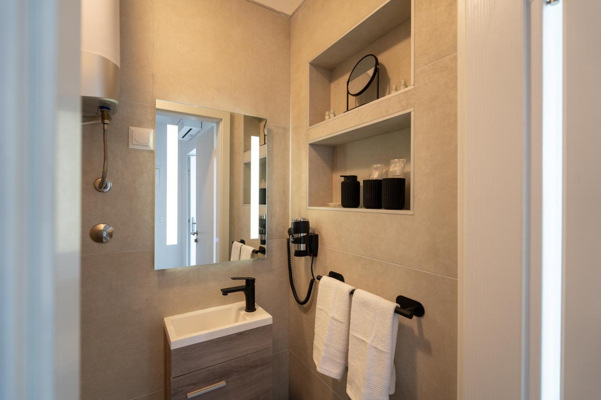 Apartment Penthouse With Roof Terrace And Hot Tub Zadar