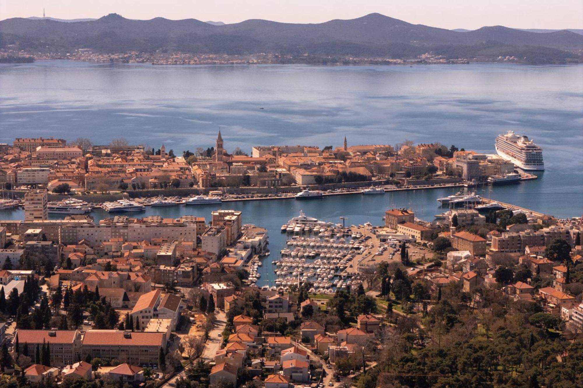 Penthouse With Roof Terrace And Hot Tub Zadar