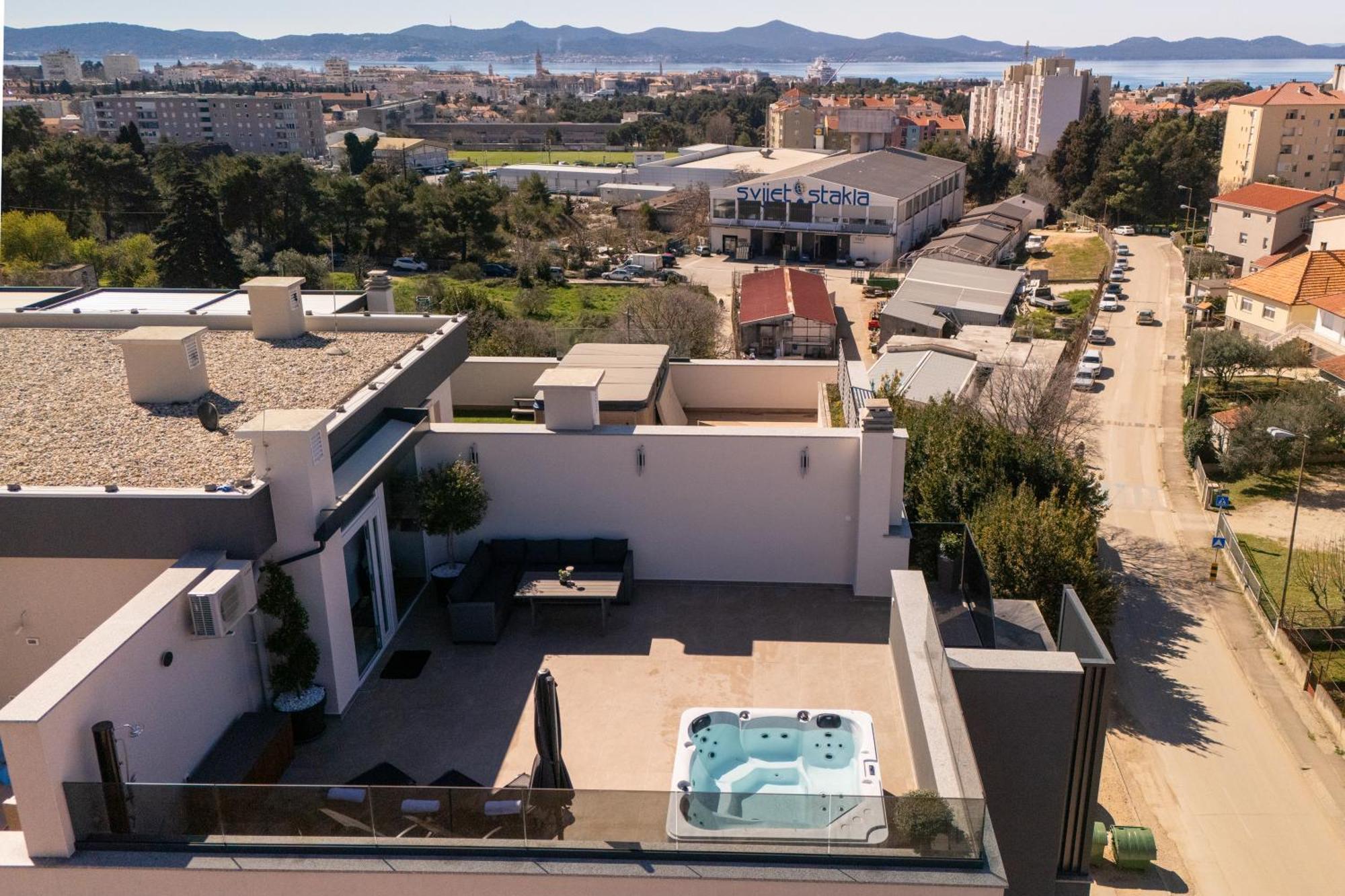 Penthouse With Roof Terrace And Hot Tub