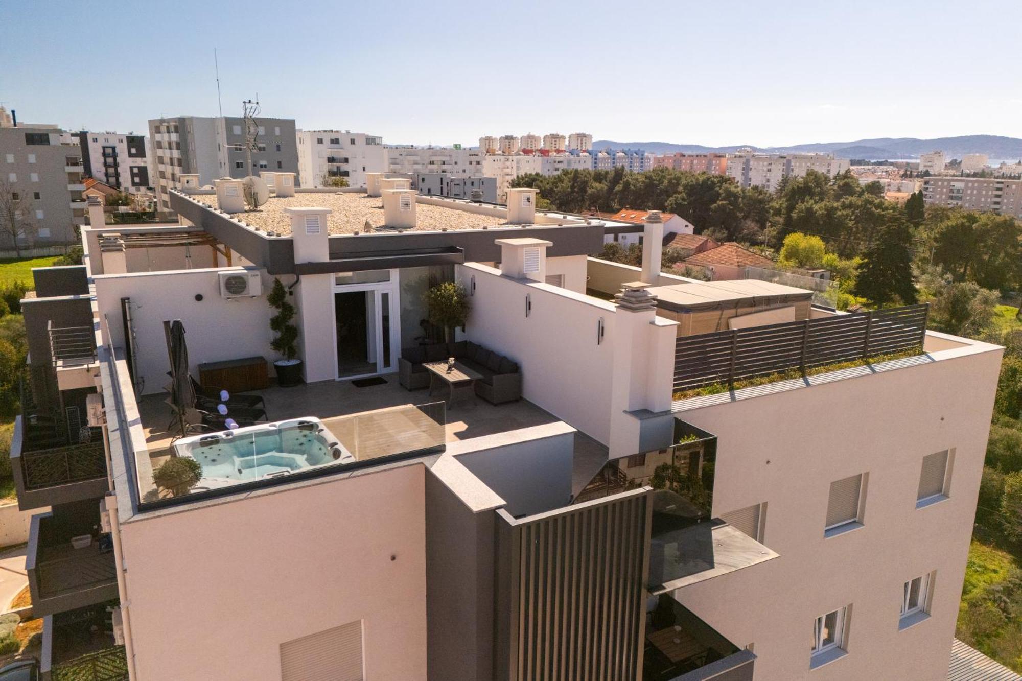 Apartment Penthouse With Roof Terrace And Hot Tub