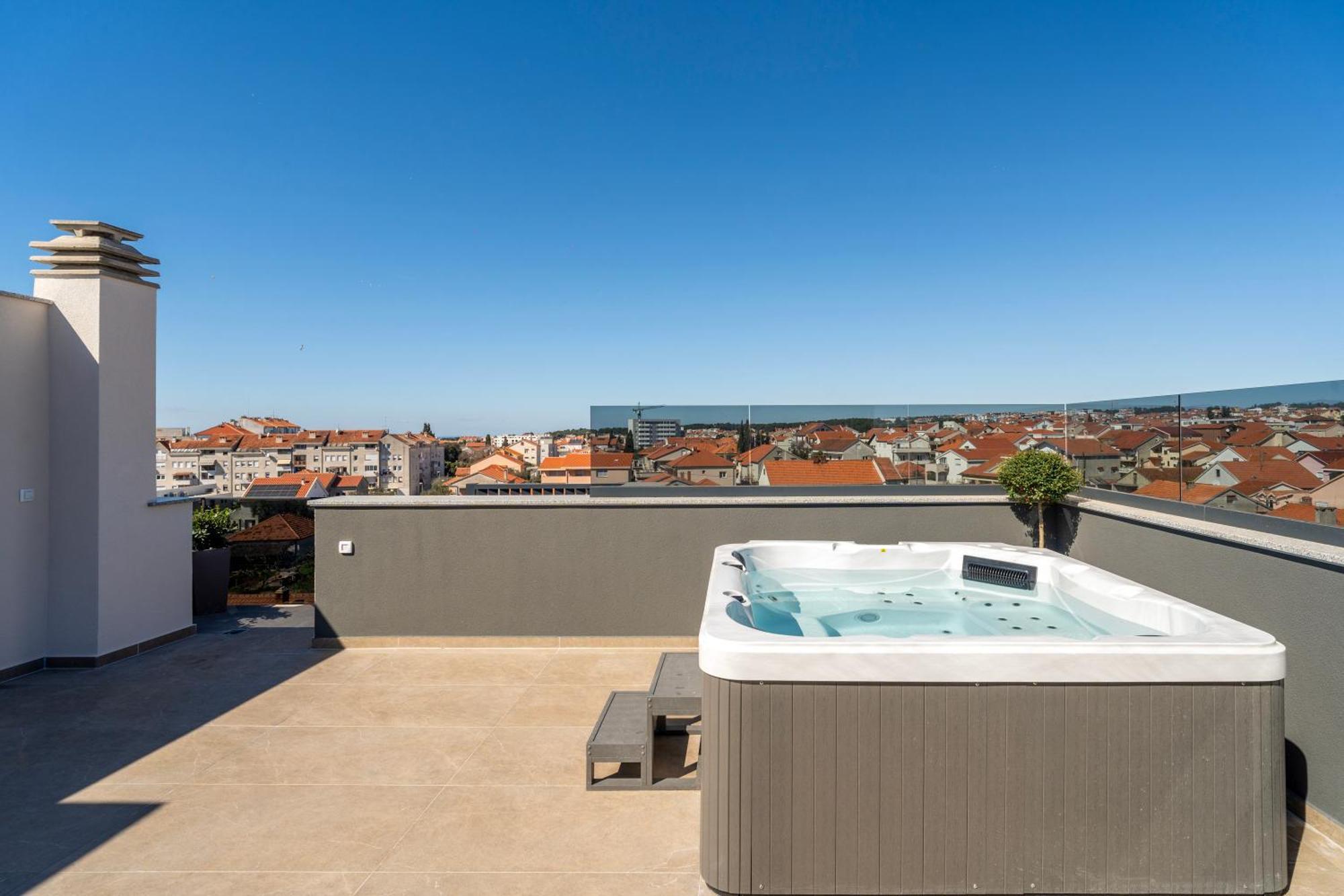 Apartment Penthouse With Roof Terrace And Hot Tub