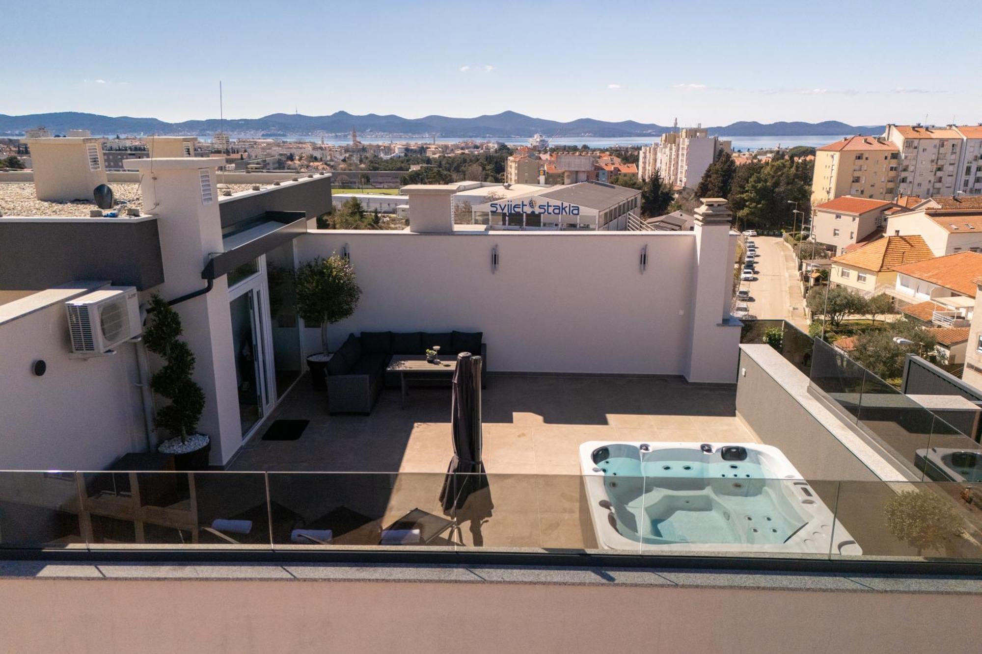 Apartment Penthouse With Roof Terrace And Hot Tub Zadar